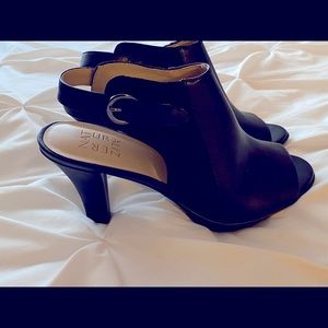 Women’s black sling back comfortable pumps